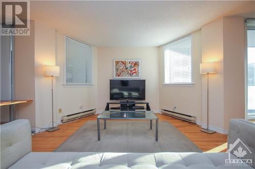 18 Nepean Street Unit#701, Ottawa, ON - Indoor Photo Showing Living Room