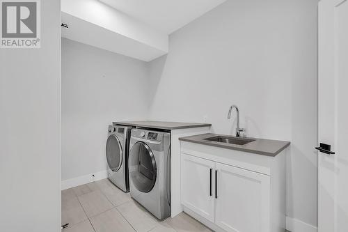 10100 Tyndall Road Unit# 10, Lake Country, BC - Indoor Photo Showing Laundry Room