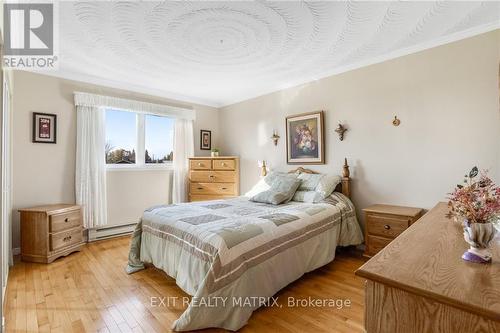 590 Blue Corner Road, Alfred And Plantagenet, ON - Indoor Photo Showing Bedroom