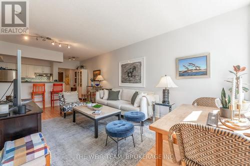 305 - 1 Deer Park Crescent, Toronto, ON - Indoor Photo Showing Living Room