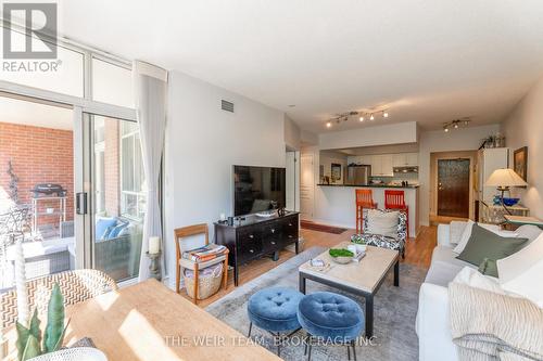 305 - 1 Deer Park Crescent, Toronto, ON - Indoor Photo Showing Living Room