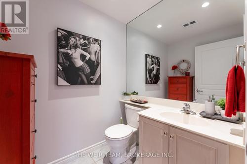 305 - 1 Deer Park Crescent, Toronto, ON - Indoor Photo Showing Bathroom