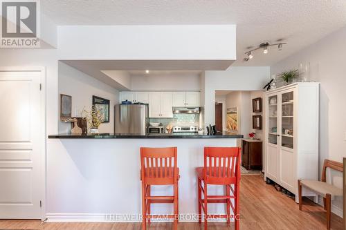 305 - 1 Deer Park Crescent, Toronto, ON - Indoor Photo Showing Kitchen