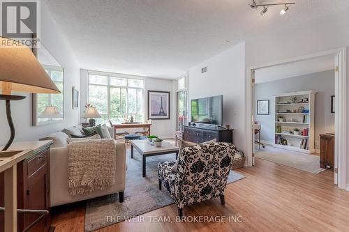 305 - 1 Deer Park Crescent, Toronto, ON - Indoor Photo Showing Living Room