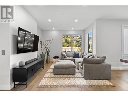 3719 Woodsdale Road Unit# 3, Lake Country, BC - Indoor Photo Showing Living Room