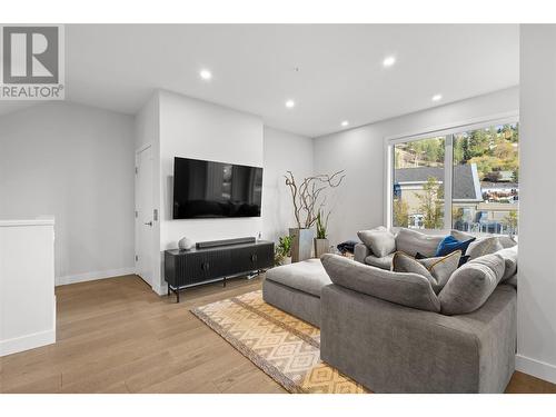 3719 Woodsdale Road Unit# 3, Lake Country, BC - Indoor Photo Showing Living Room