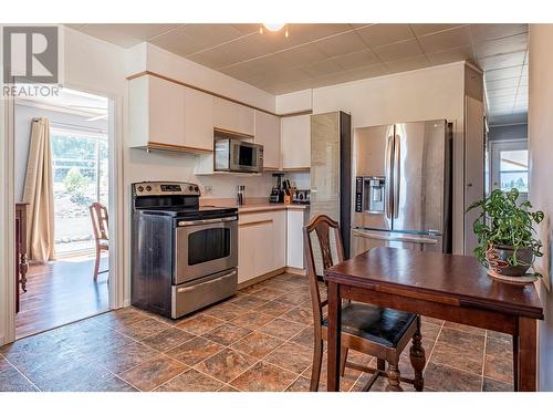 3990 Senger Road, Kelowna, BC - Indoor Photo Showing Kitchen