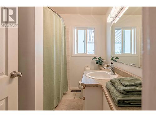 3990 Senger Road, Kelowna, BC - Indoor Photo Showing Bathroom