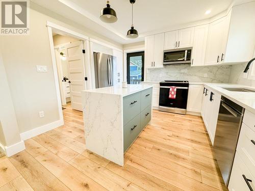 1448 Canterbury Way, Invermere, BC - Indoor Photo Showing Kitchen With Upgraded Kitchen