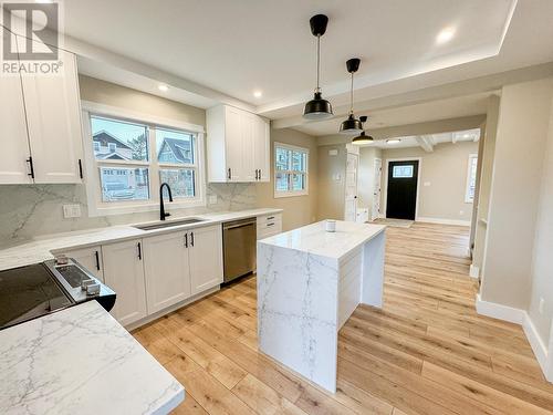 1448 Canterbury Way, Invermere, BC - Indoor Photo Showing Kitchen