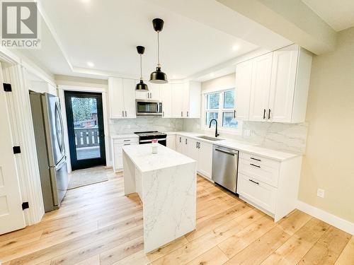 1448 Canterbury Way, Invermere, BC - Indoor Photo Showing Kitchen With Upgraded Kitchen