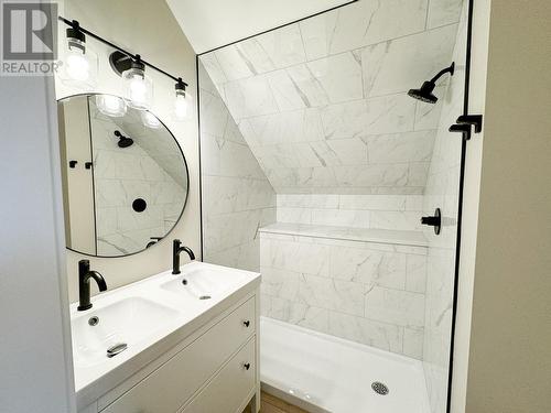 1448 Canterbury Way, Invermere, BC - Indoor Photo Showing Bathroom