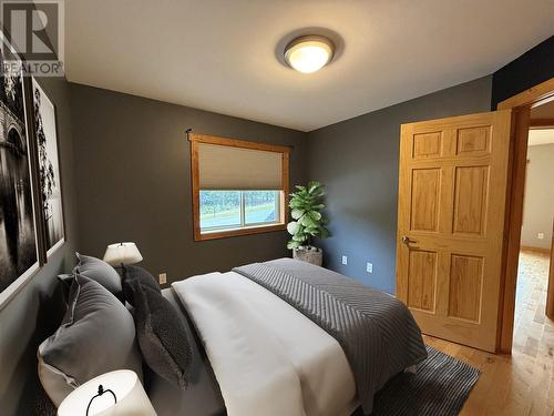 1305 Stoney Lane, Golden, BC - Indoor Photo Showing Bedroom