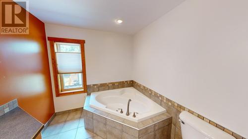 1305 Stoney Lane, Golden, BC - Indoor Photo Showing Bathroom