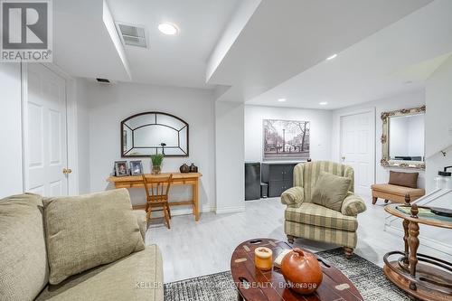 4 - 286 Hamilton Drive, Hamilton, ON - Indoor Photo Showing Living Room