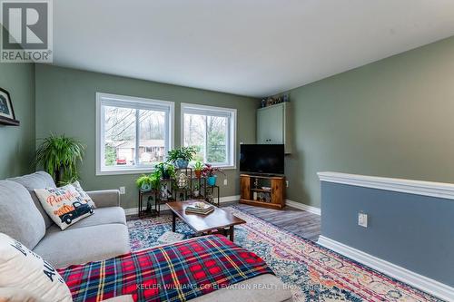 15 Mundy Avenue, Tiny, ON - Indoor Photo Showing Living Room