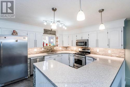 15 Mundy Avenue, Tiny, ON - Indoor Photo Showing Kitchen With Upgraded Kitchen