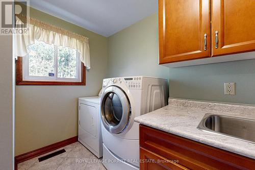 3041 Golden Orchard Drive, Mississauga, ON - Indoor Photo Showing Laundry Room