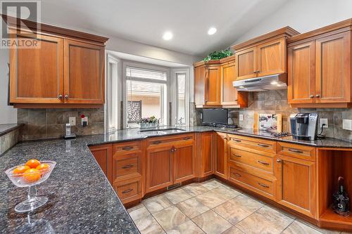 4345 Gallaghers Fairway S, Kelowna, BC - Indoor Photo Showing Kitchen