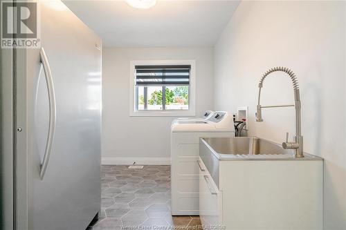 14 Primrose Drive, Kingsville, ON - Indoor Photo Showing Laundry Room