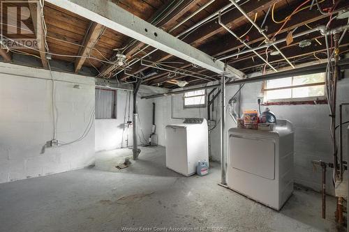 327 Lincoln, Windsor, ON - Indoor Photo Showing Laundry Room