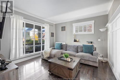 327 Lincoln, Windsor, ON - Indoor Photo Showing Living Room