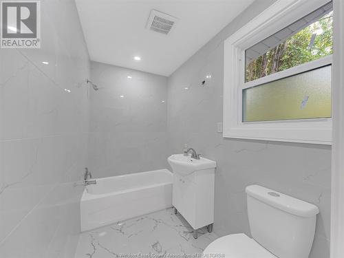 406 Partington, Windsor, ON - Indoor Photo Showing Bathroom