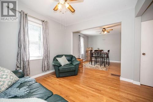 414 Moffat Street, Pembroke, ON - Indoor Photo Showing Living Room