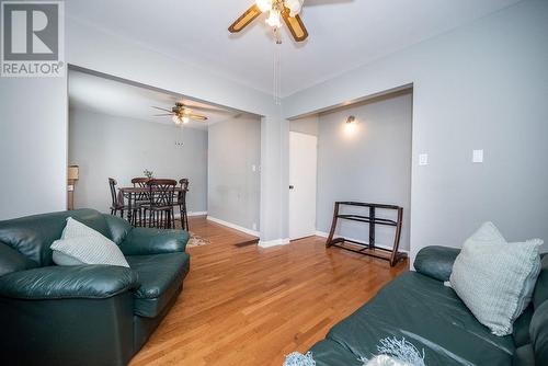 414 Moffat Street, Pembroke, ON - Indoor Photo Showing Living Room