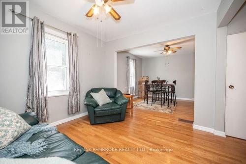 414 Moffat Street, Pembroke, ON - Indoor Photo Showing Living Room