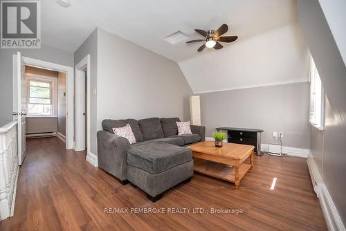 414 Moffat Street, Pembroke, ON - Indoor Photo Showing Living Room