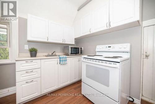 414 Moffat Street, Pembroke, ON - Indoor Photo Showing Kitchen