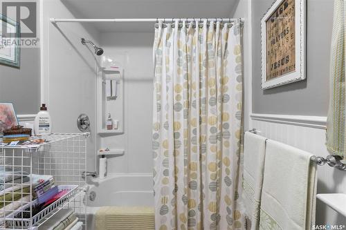 722 7Th Avenue N, Saskatoon, SK - Indoor Photo Showing Bathroom