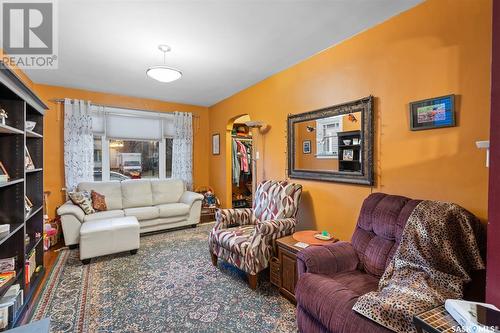 722 7Th Avenue N, Saskatoon, SK - Indoor Photo Showing Living Room