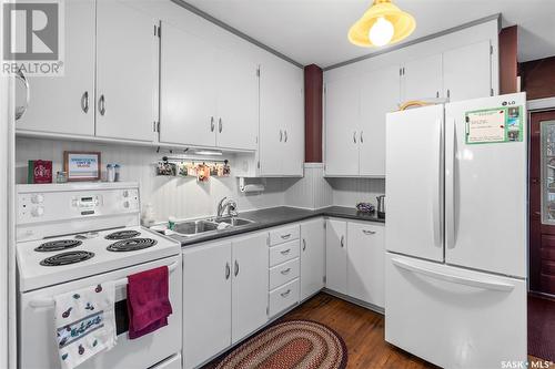 722 7Th Avenue N, Saskatoon, SK - Indoor Photo Showing Kitchen With Double Sink