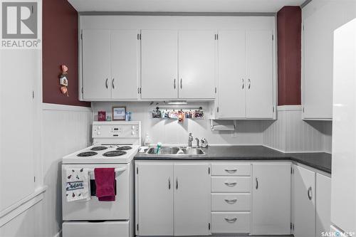 722 7Th Avenue N, Saskatoon, SK - Indoor Photo Showing Kitchen With Double Sink