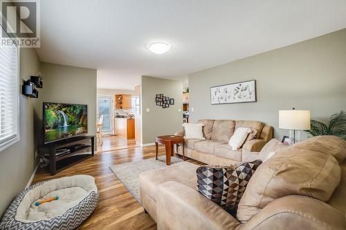 863 Mt Grady Place, Vernon, BC - Indoor Photo Showing Living Room