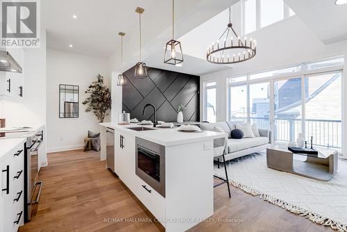 23 Vern Robertson Gate, Uxbridge, ON - Indoor Photo Showing Kitchen With Upgraded Kitchen