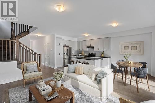 22 Ballinger Way, Uxbridge, ON - Indoor Photo Showing Living Room