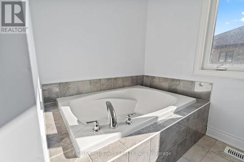 22 Ballinger Way, Uxbridge, ON - Indoor Photo Showing Bathroom