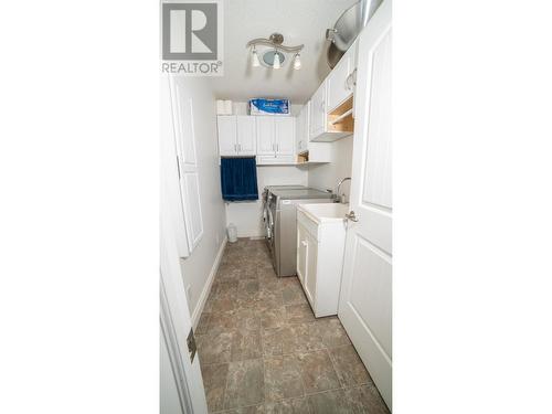 323 3Rd Avenue S, Creston, BC - Indoor Photo Showing Laundry Room