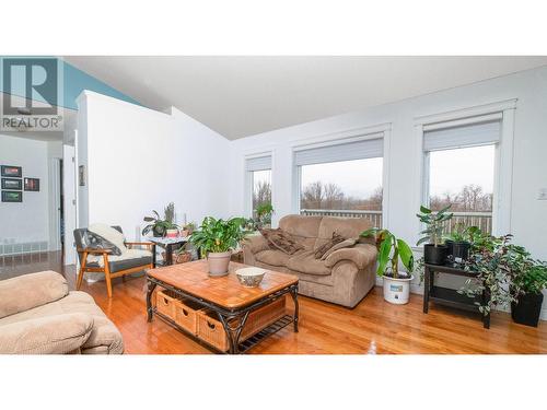 323 3Rd Avenue S, Creston, BC - Indoor Photo Showing Living Room