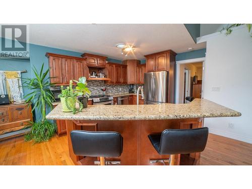 323 3Rd Avenue S, Creston, BC - Indoor Photo Showing Kitchen With Upgraded Kitchen