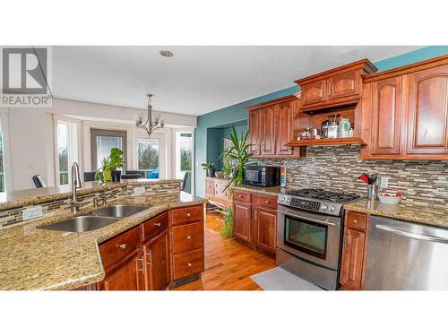 323 3Rd Avenue S, Creston, BC - Indoor Photo Showing Kitchen With Double Sink