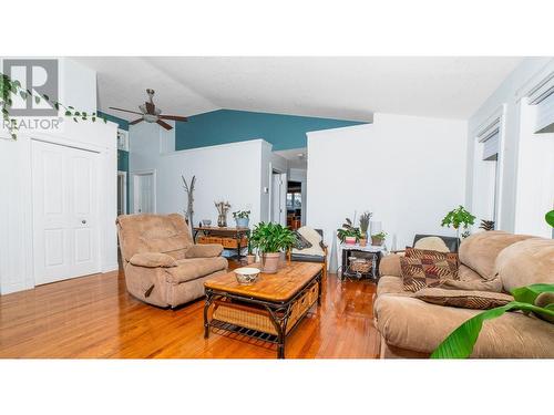 323 3Rd Avenue S, Creston, BC - Indoor Photo Showing Living Room