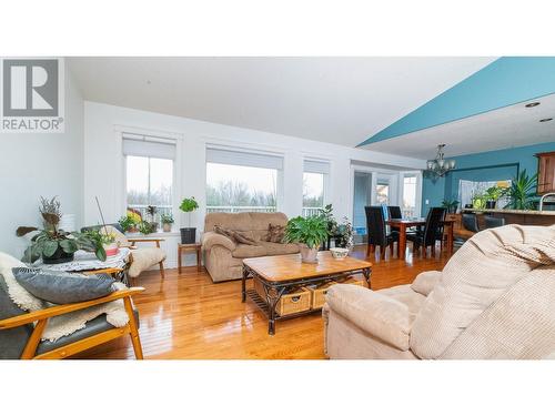 323 3Rd Avenue S, Creston, BC - Indoor Photo Showing Living Room