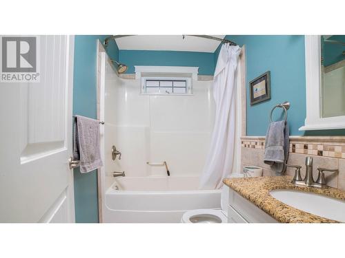 323 3Rd Avenue S, Creston, BC - Indoor Photo Showing Bathroom