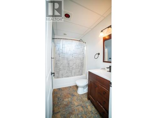 323 3Rd Avenue S, Creston, BC - Indoor Photo Showing Bathroom