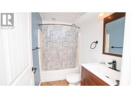 323 3Rd Avenue S, Creston, BC - Indoor Photo Showing Bathroom