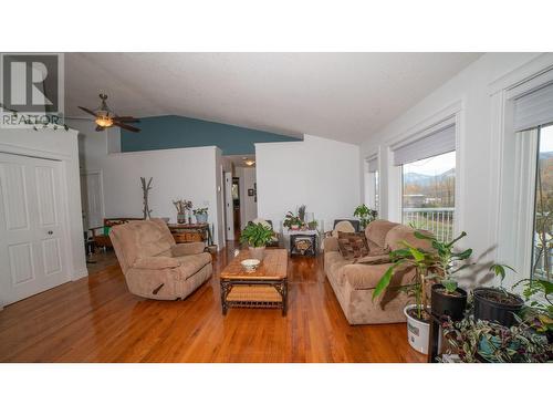 323 3Rd Avenue S, Creston, BC - Indoor Photo Showing Living Room